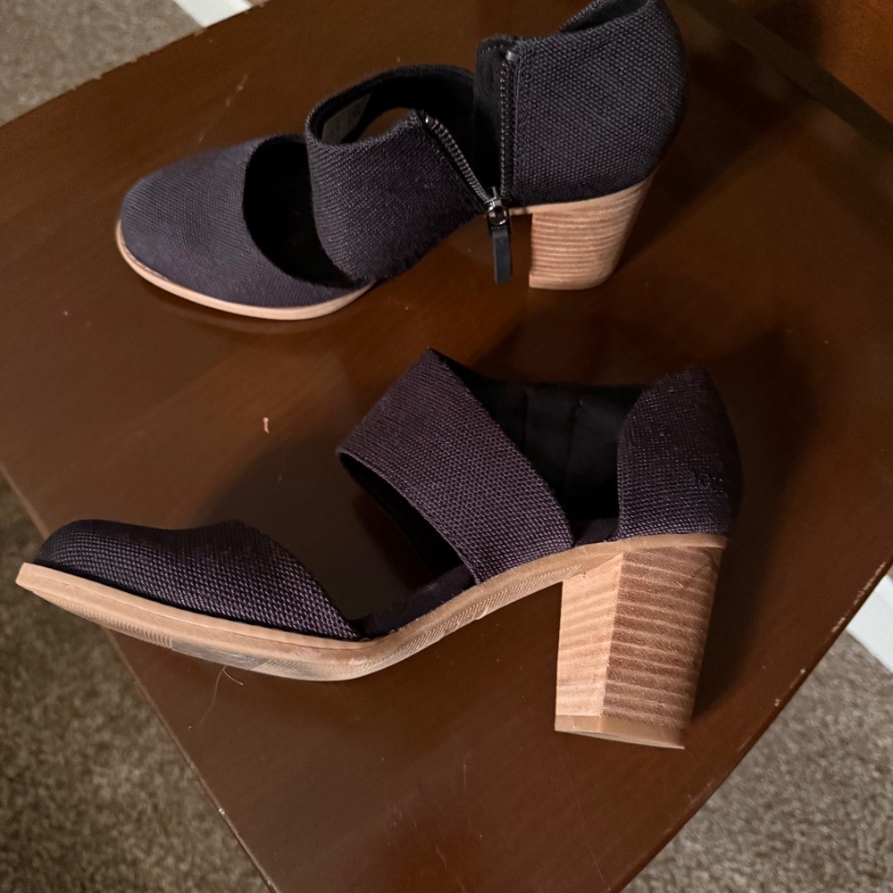 Toms closed toed woven heeled shoe